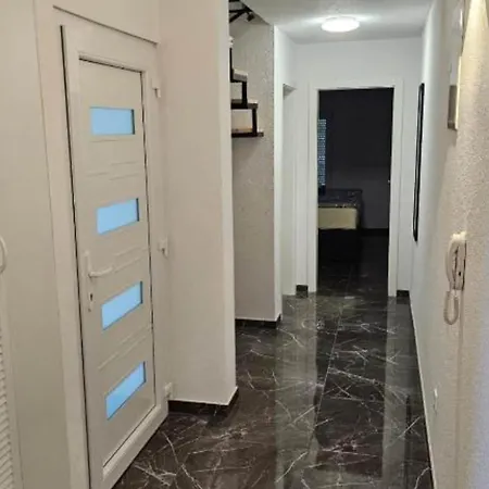 Spacious With Outdoor Swimming Pool In - Two Bedroom 트로기르