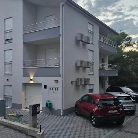 Spacious With Outdoor Swimming Pool In - Two Bedroom 아파트 트로기르
