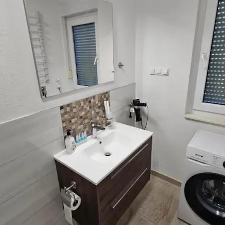 Spacious With Outdoor Swimming Pool In - Two Bedroom 아파트 트로기르