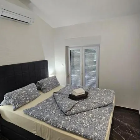 아파트 Spacious With Outdoor Swimming Pool In - Two Bedroom 트로기르