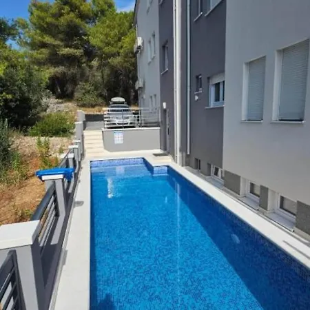 Spacious With Outdoor Swimming Pool In - Two Bedroom 아파트 *
