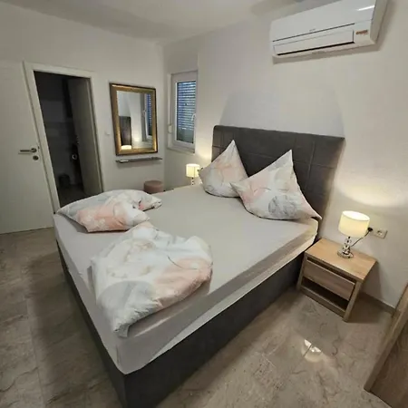 Spacious With Outdoor Swimming Pool In - Two Bedroom 아파트 트로기르