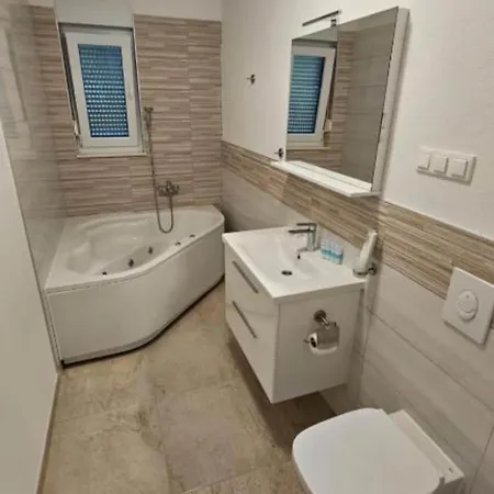 Spacious With Outdoor Swimming Pool In - Two Bedroom 아파트