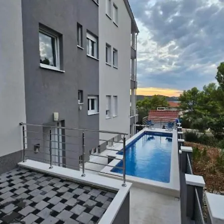 Spacious With Outdoor Swimming Pool In - Two Bedroom 아파트 *