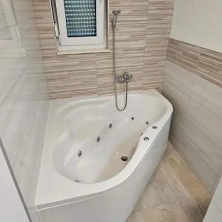 Spacious With Outdoor Swimming Pool In - Two Bedroom *