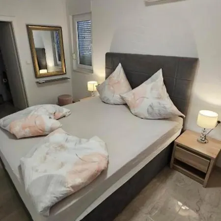 Spacious With Outdoor Swimming Pool In - Two Bedroom 아파트 *