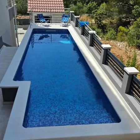 Spacious With Outdoor Swimming Pool In - Two Bedroom *